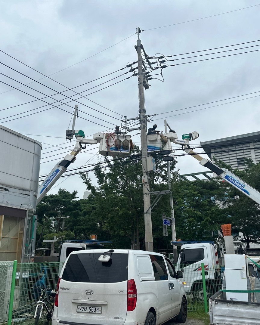 안전모와 공구벨트를 착용하고 분전반을 확인하는 아란전기 작업자들